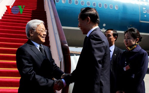 Vietnam, China consolidate trust, friendship, and cooperation - ảnh 1
